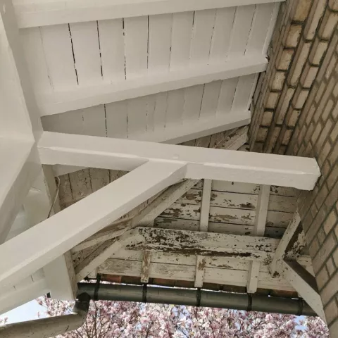 JC Peinture - Décapage et nettoyage avancée de toit en bois (après)